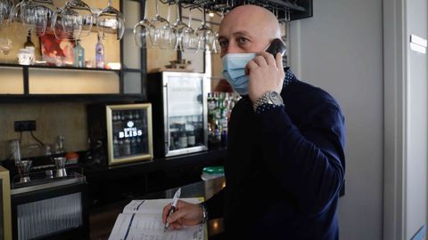 José Pan, gerente de la Granera, atendiendo una llamada para reservar mesa