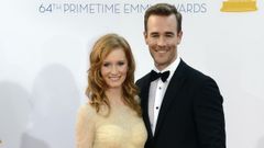 James Van Der Beek y su esposa, Kimberly Brook, en una gala de los premios Emmy.
