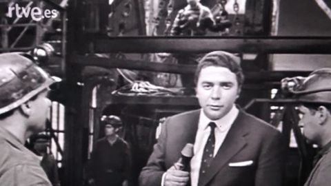 Fotograma del programa��Con acento� de 1969 dedicado a Asturias, que comienza con el presentador, Manuel Mart�n Ferrand, bajando a una mina asturiana