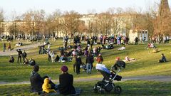 Vista general del parque berlin�s Volkspark Friedrichshain, donde este lunes mostraba una actividad ajena a la psicosis del coronavirus