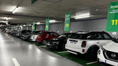 Zona reservada a los coches de alquiler en la estacin de tren