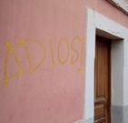 Despedida en una pared exterior del edificio.