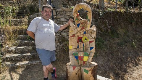 El artesano y escultor autodidacta Cándido Canedo tiene expuestas sus creaciones junto a su casa de Vidueira