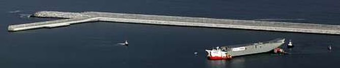 Imagen tomada durante las maniobras de carga y embarque del megabuque �Canberra� en el puerto exterior de Langosteira.