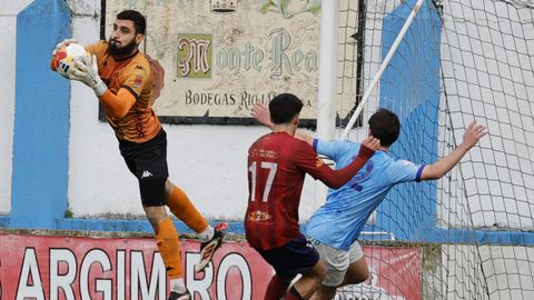 Ayoub realiza una intervenci�n en el encuentro de la pasada ante el Somozas disputado en el Kiko Rey de Cantarrana