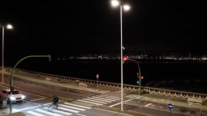 Vista nocturna de A Coru�a desde el paseo mar�timo y sin la luz de la torre de H�rcules
