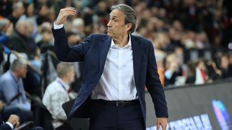 El t&eacute;cnico breoganista, Luis Casimiro gesticula durante el partido en Bilbao.