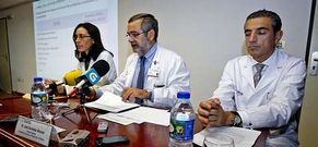 El gerente de Xesti�n Integrada Pontevedra-O Saln�s, Jos� Manuel Gonz�lez, en el centro, compareci� ayer junto a los doctores Teresa Jorge y Manuel Ruibal, jefes de Rehabilitaci�n y Urolog�a.