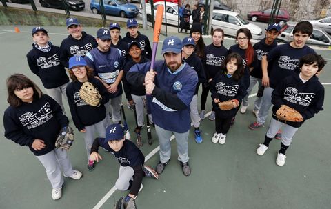 La escuela de formación de los Halcones entrena en una cancha de fútbol sala descubierta todos los martes.