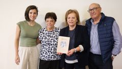 Delfina e Isolina posan con los autores del libro, la hija de la primera y el marido de la�segunda