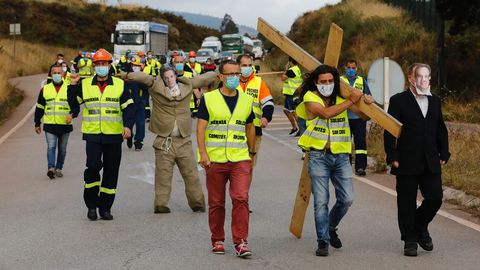 De traje, en el centro el mueco que usaron para representar al presidente de Alcoa Espaa, a quien quemaron por el calvario al que somete a los empleados de San Cibrao
