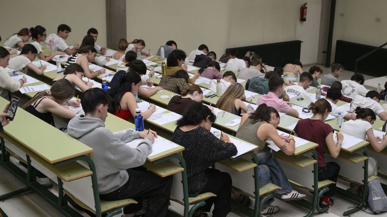 Un total de 5.157 estudiantes se examinar�n a partir de este martes en Asturias de la Prueba de Acceso a la Universidad (PAU), la primera en la que se utilizar�n detectores de frecuencias para evitar el uso de dispositivos electr�nicos de manera fraudulenta.