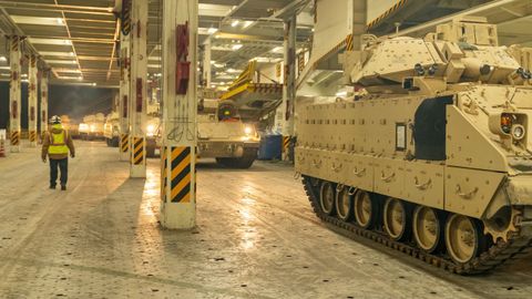Un convoy de tanques para Ucrania, listos para su env�o en  North Charleston (Carolina del Sur)