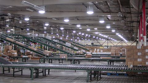 Instalación de plafones de Solatube, que permiten suministrar luz natural dentro de una nave industrial