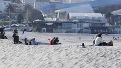 Coru�eses aprovechando el buen tiempo en la playa