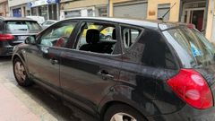 El coche aparcado en la calle San Rosendo que amaneci� este martes con las ventanillas rotas