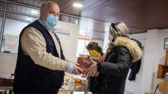 Imagen de una entrega de alimentos de la Fundaci�n Amigos de Galicia, una de las entidades excluidas de las ayudas municipales