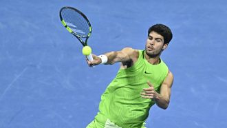 Carlos Alcaraz golpeando la bola durante la final de Indian Wells ante el franc&eacute;s Arthur Fils