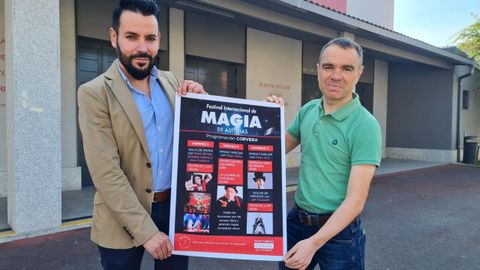 Por la izquierda, Jos� Armas e Iv�n Fern�ndez sujetan el cartel del festival