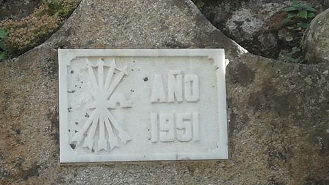 Placa en la fuente de Suevos, en Arteixo.