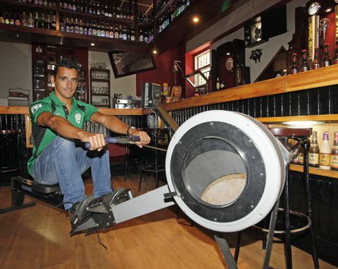 Alonso lleva alrededor de 20 a�os remando, sin apenas d�as de vacaciones con las horas que trabajo y deporte le absorben. 