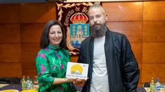 David Teijo recibe el premio de manos de la alcaldesa de Betanzos, Mara Barral.