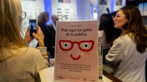 Un cartel en una �ptica de Madrid anuncia el plan.