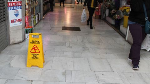 Aviso de suelo mojado en el Mercado del Sur