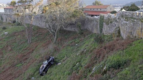 El Porsche Cayenne se despe�� el m�ercoles por una ladera del parador de Baiona. Sus dos ocupantes sobrevivieron al accidente