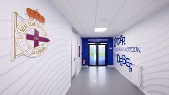 Pasillo del actual edificio principal del Dépor Training Center, donde se puede leer «Loitar non é unha opción, é un deber».