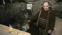 Jos� Carnero, O Chuc�n, en su casa de Sober (Lugo), se�alando el lugar donde asesin� a una mujer.