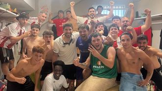 Celebraci&oacute;n en el vestuario de Santa Cruz de la victoria por 1-0 contra el Gunt&iacute;n el domingo.