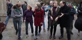 Pastor (con zuecos de Merza) habla con Mar�a y Julia, dos titulares de la SAT de Gresande. 