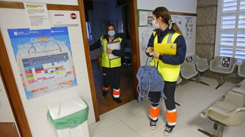 Reportaje con el equipo de soporte de atencin domiciliaria con base en Arcade. Las enfermeras Sonia Garca y Blanca Luaces salen del centro de salud de Arcade para hacer su primera visita en una aldea de A Lama