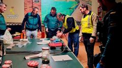 Agentes de la Guardia Civil con la droga intervenida en O Temple y Cambre