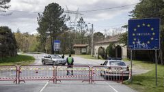 Un vehculo da la vuelta en la via portuguesa ante la presencia de guardias y vallas en la frontera de A Madalena.