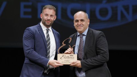 Mejor naviera de lujo. El delegado de la Xunta, Gonzalo Trenor, fue el responsable de entregar el obsequio a Giorgio Costa, business development manager Europe de Silversea Cruises.