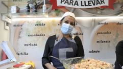 Una de las empleadas de la nueva tienda de comida casera para llevar de la estaci�n de servicio Santa Luc�a muestra uno de sus platos estrella, el salpic�n de marisco. En principio, y a expensas de reajustes horarios en funci�n de la demanda, el despacho (en Santiago de Chile, 15) funcionar� de 10 a 15 y de 18 a 21 horas de lunes a s�bado y los domingos �nicamente en el horario matutino. 