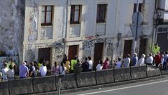 Protesta de vecinos ante una casa okupada en Perillo (Oleiros)