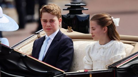 El pr&iacute;ncipe Jorge, junto a su hermana Carlota, en el desfile del Trooping the Colour