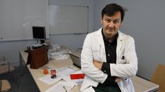 El coronavirus es muy contagioso y precisa medidas de aislamiento muy rigurosas, afirma De Llano
