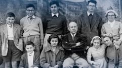 Don Ricardo, cos primeiros alumnos de Fingoi. Detr�s: Rosendo Figueroa, Emilio Vali�o del R�o, Pedro Fern�ndez, Jos� Luis Fer�ndez e Picocha Fern�ndez. Diante: Jos� Carlos Figueroa, Carmela Dad�n, Ricardo Carballo Calero, M� Carmen Gil e Pepa Carro. fotos: arquivo fingoi e antigos alumnos de fingoi