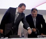 �ngel Ron, a la derecha, se prepara para intervenir ante la junta de accionistas del banco.