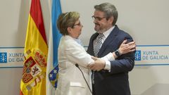 La conselleira Rosa Quintana abrazando a su segundo, Antonio Basanta, ascendido a director auton�mico de Pesca despu�s de a�os como jefe de gabinete en Mar, cargo que ahora desempe�a Pastora Charl�n, antes jefa de prensa en la conseller�a