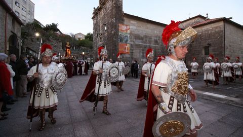 La Irmandade do Cristo da Misericordia sac en procesin las imgenes del Ecce Homo y las vrgenes de la Amargura y la Soledad tras la celebracin de la misa.