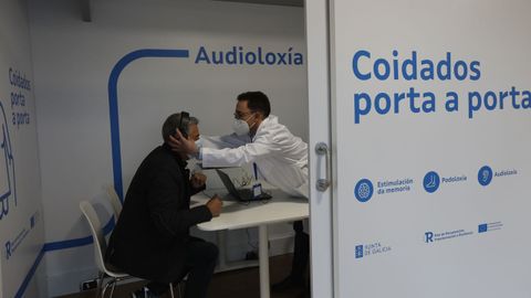 Las unidades itinerantes ofrecen podologa, revisiones de la audicin y estimulacin cognitiva