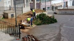 Operarios, trabajando en la plaza de Do�a �gueda.