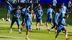 Los jugadores del Real Oviedo este viernes durante el entrenamiento del equipo, que prepara su partido ante el Levante