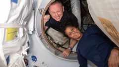 Butch Wilmore y Suni Williams posando para una foto dentro del vestbulo entre el puerto delantero del mdulo Harmony de la Estacin Espacial Internacional y la nave espacial Starliner de Boeing, en la que llegaron