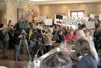 El pleno despert� una gran expectaci�n y congreg� a numeroso p�blico que aplaudi� el acuerdo.